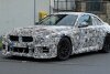 Bild zum Inhalt: BMW M2 CS (2024) sieht trotz Tarnung schon richtig böse aus