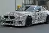 Bild zum Inhalt: BMW M2 CS (2024) sieht trotz Tarnung schon richtig böse aus