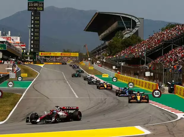 Valtteri Bottas im Alfa Romeo C42 vor dem Mittelfeld beim Spanien-Grand-Prix 2022 in Barcelona Titel-Bild zur News: Valtteri Bottas im Alfa Romeo C42 vor dem Mittelfeld beim Spanien-Grand-Prix 2022 in Barcelona