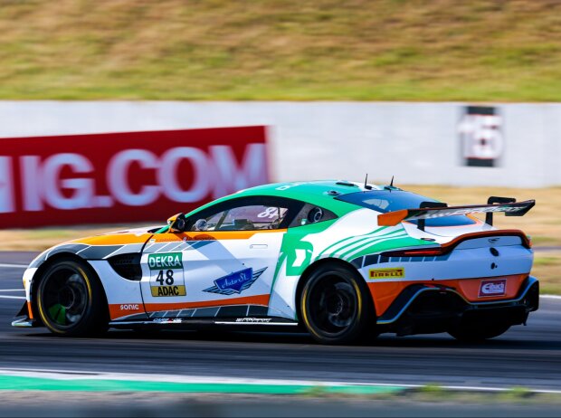 Einer der Aston Martin GT4 Vantage von Prosport Racing in Oschersleben Einer der Aston Martin GT4 Vantage von Prosport Racing in Oschersleben