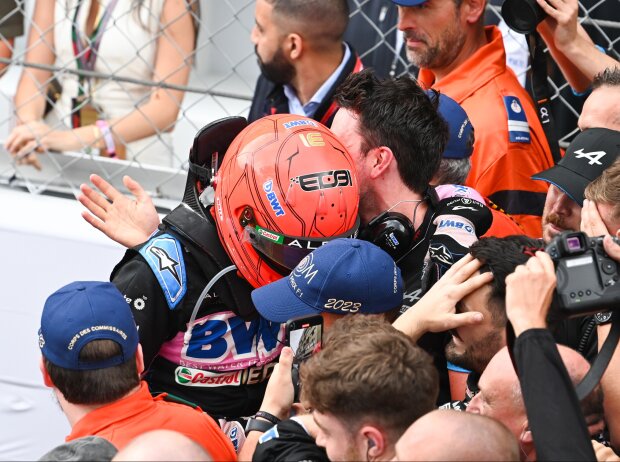 Titel-Bild zur News: Esteban Ocon (Alpine) jubelt nach dem Formel-1-Rennen von Monaco 2023 mit seiner Crew