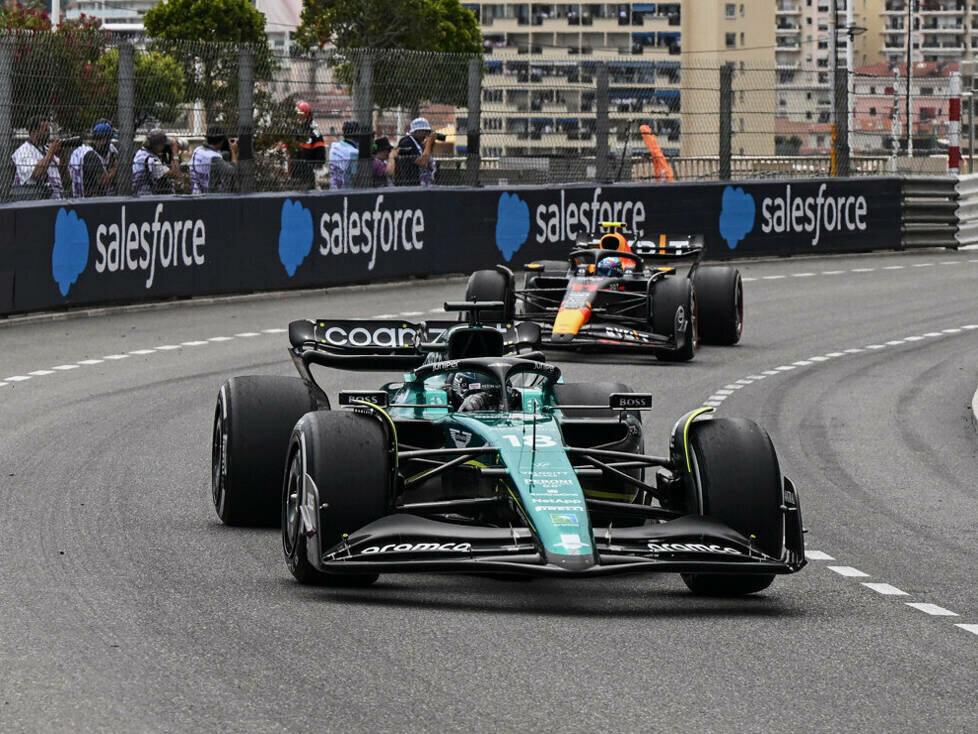 Lance Stroll (Aston Martin AMR23) vor Sergio Perez (Red Bull RB19) beim Formel-1-Rennen in Monaco 2023