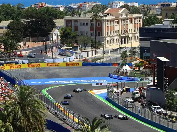 Beeindruckende Kulisse, erbärmliche Strecke: Der Valencia-Grand-Prix kam bei den Fahrern nicht sonderlich gut an Titel-Bild zur News: Beeindruckende Kulisse, erbärmliche Strecke: Der Valencia-Grand-Prix kam bei den Fahrern nicht sonderlich gut an