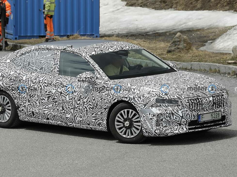 Skoda Superb Limousine und Combi Erlkönigbilder