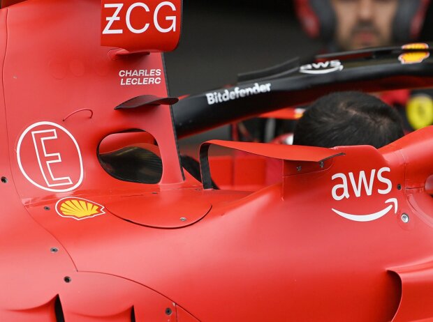 Die alte Lösung: Brückenflügel gerade und nicht bis zur Airbox reichend, ein Element mit der Halo-Anbindung Die alte Lösung: Brückenflügel gerade und nicht bis zur Airbox reichend, ein Element mit der Halo-Anbindung