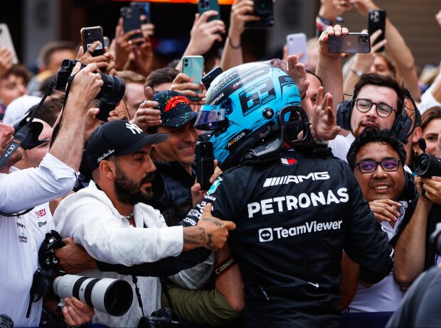 George Russell (Mercedes) feiert Platz drei beim Formel-1-Rennen in Spanien 2023 George Russell (Mercedes) feiert Platz drei beim Formel-1-Rennen in Spanien 2023