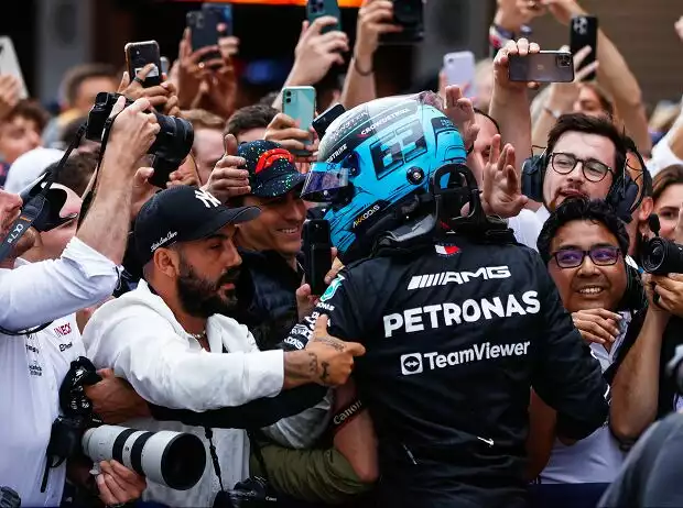 George Russell (Mercedes) feiert Platz drei beim Formel-1-Rennen in Spanien 2023 Titel-Bild zur News: George Russell (Mercedes) feiert Platz drei beim Formel-1-Rennen in Spanien 2023