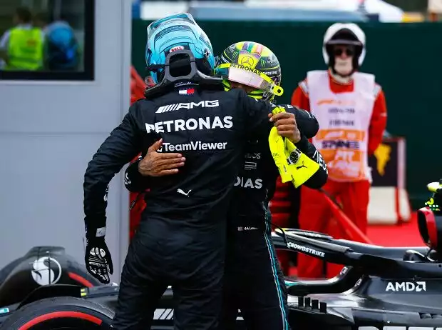Endlich wieder Sternenjubel: George Russell und Lewis Hamilton feiern das Doppelpodum in Barcelona Titel-Bild zur News: Endlich wieder Sternenjubel: George Russell und Lewis Hamilton feiern das Doppelpodum in Barcelona