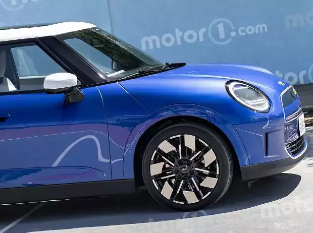 Neuer Mini Fünftürer (2024) im exklusiven Motor1-Rendering Titel-Bild zur News: Neuer Mini Fünftürer (2024) im exklusiven Motor1-Rendering