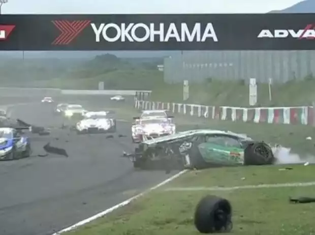 Unfall in der Super GT in Suzuka Titel-Bild zur News: Unfall in der Super GT in Suzuka