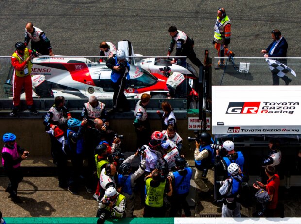 Titel-Bild zur News: Defekt: Kazuki Nakajiima (Toyota TS050 Hybrid) bei den 24h Le Mans 2016