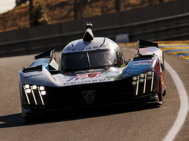 Die Peugeot 9X8 zeigen sich bei der Le-Mans-Premiere verbessert, aber noch nicht an der Spitze