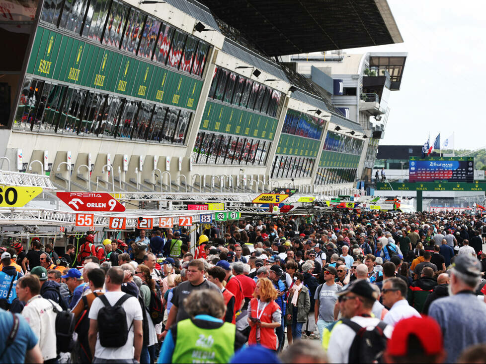 Fans in der Boxengasse des Circuit 24 Heures in Le Mans