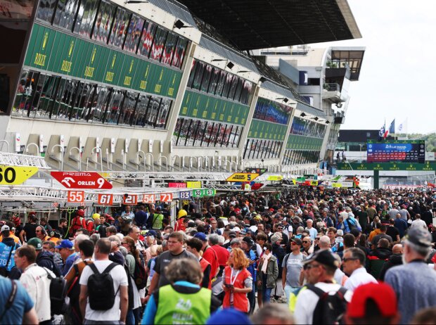 Fans in der Boxengasse des Circuit 24 Heures in Le Mans