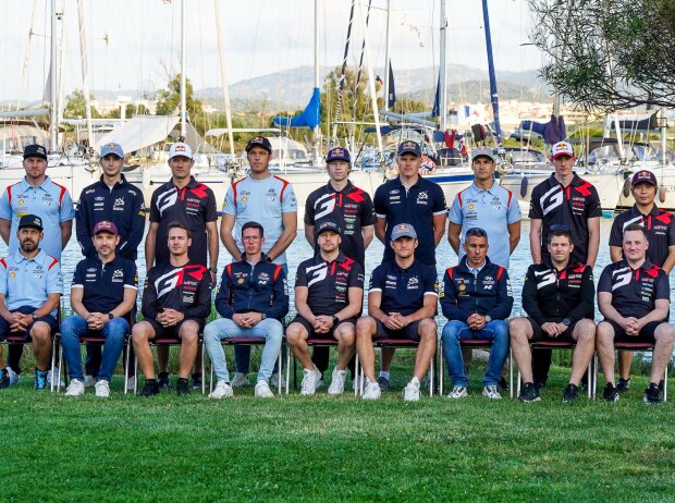 Gruppenfoto: Alle Fahrer und Beifahrer der WRC-Saison 2023 bei der Rallye Italien auf Sardinien