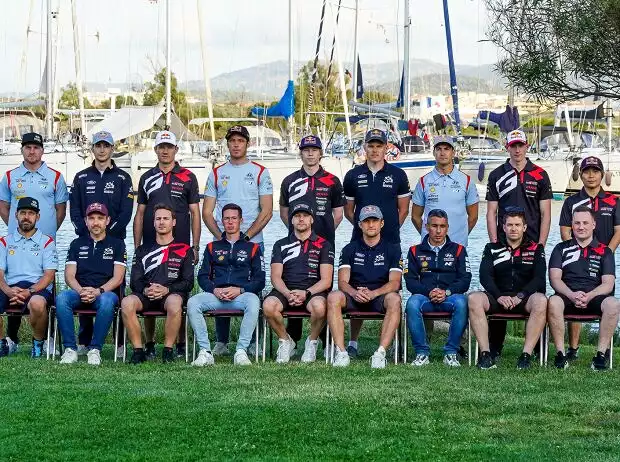 Gruppenfoto: Alle Fahrer und Beifahrer der WRC-Saison 2023 bei der Rallye Italien auf Sardinien Titel-Bild zur News: Gruppenfoto: Alle Fahrer und Beifahrer der WRC-Saison 2023 bei der Rallye Italien auf Sardinien