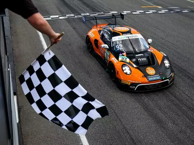 Der Neuseeländer Jaxon Evans überquerte mit seinem Porsche 911 GT3 R als Erster die Ziellinie Titel-Bild zur News: Der Neuseeländer Jaxon Evans überquerte mit seinem Porsche 911 GT3 R als Erster die Ziellinie