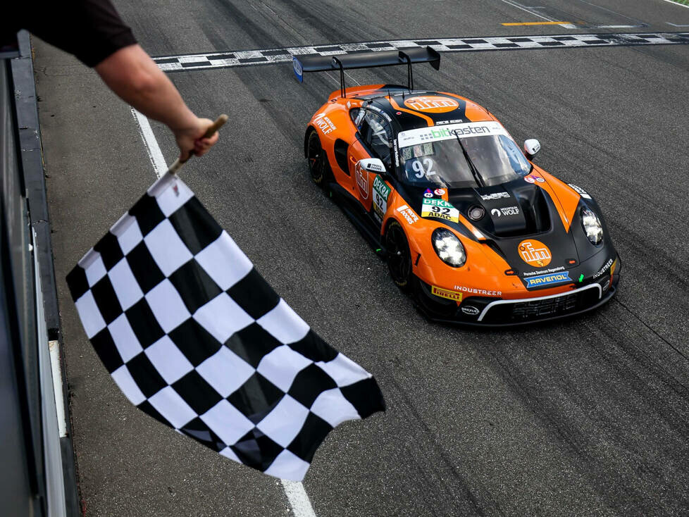 Der Neuseeländer Jaxon Evans überquerte mit seinem Porsche 911 GT3 R als Erster die Ziellinie