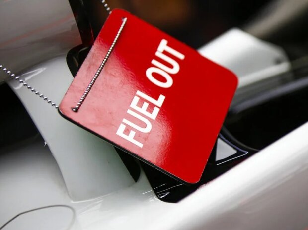 Titel-Bild zur News: Benzin-Hinweisschild am Formel-1-Auto von Kevin Magnussen