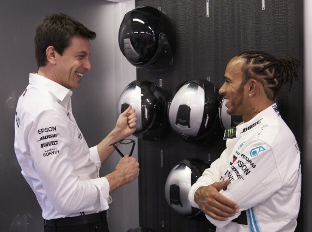 Titel-Bild zur News: Mercedes-Teamchef Toto Wolff und Lewis Hamilton