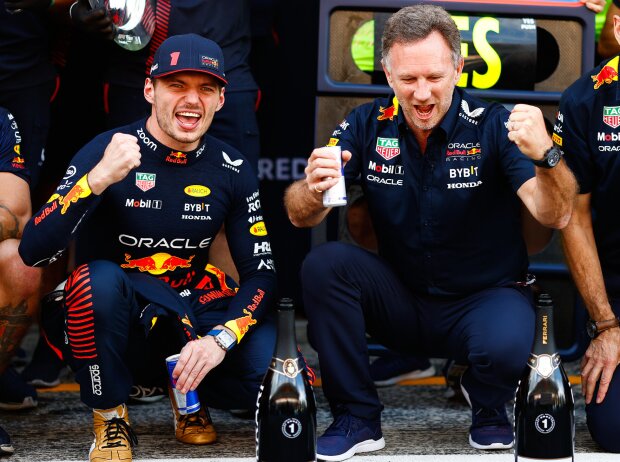 Titel-Bild zur News: Max Verstappen und Red-Bull-Teamchef Christian Horner bejubeln den Sieg beim Formel-1-Rennen von Spanien 2023