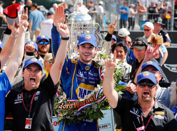 Indy-500-Sieger 2016: Alexander Rossi mit Bryan Herta und Michael Andretti Indy-500-Sieger 2016: Alexander Rossi mit Bryan Herta und Michael Andretti