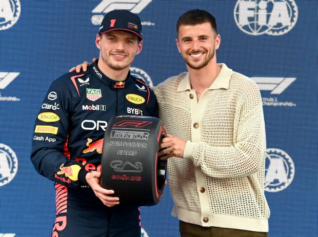 Die Polesetter bei den 23 Formel-1-Rennen erhalten jeweils einen Pirelli-Miniaturreifen Die Polesetter bei den 23 Formel-1-Rennen erhalten jeweils einen Pirelli-Miniaturreifen
