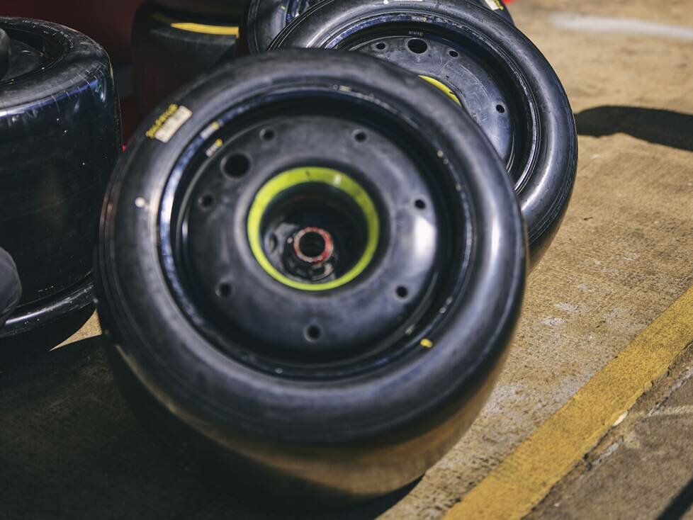 Pirelli-Reifen auf nackter Felge