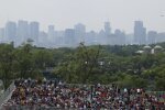 Fans vor der Skyline von Montreal