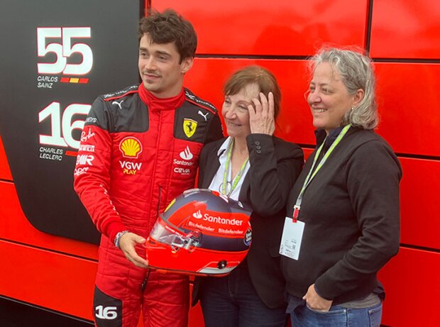 Titel-Bild zur News: Charles Leclerc und die Familie Villeneuve mit einem Tributhelm für Gilles Villeneuve beim Formel-1-Rennen in Kanada 2023