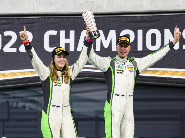 Emil Lindholm und Beifahrerin Reeta Hämälainen Emil Lindholm und Beifahrerin Reeta Hämälainen