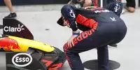 Max Verstappen sucht nach den Überresten eines Vogels an seinem Red Bull RB19