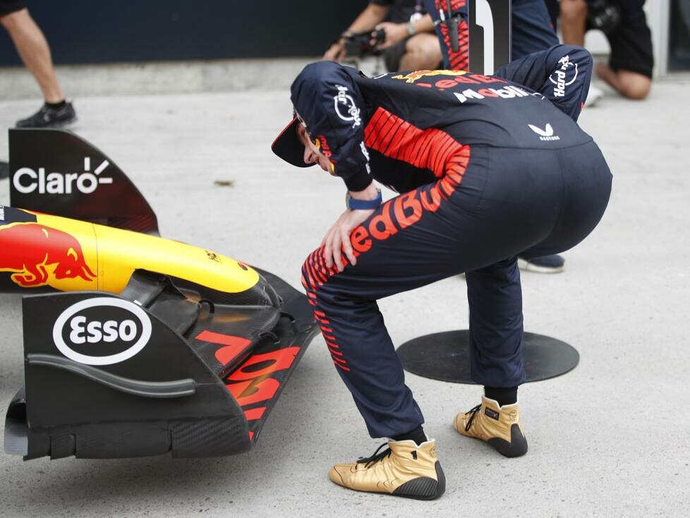 Max Verstappen sucht nach den Überresten eines Vogels an seinem Red Bull RB19