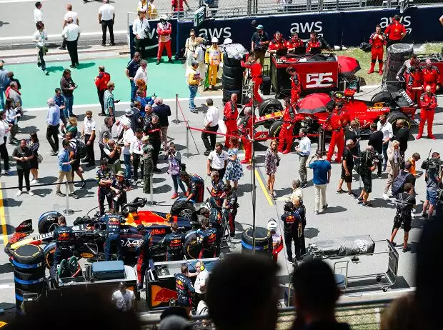 Trubel in der Startaufstellung zum GP Spanien 2023 in Barcelona Titel-Bild zur News: Trubel in der Startaufstellung zum GP Spanien 2023 in Barcelona