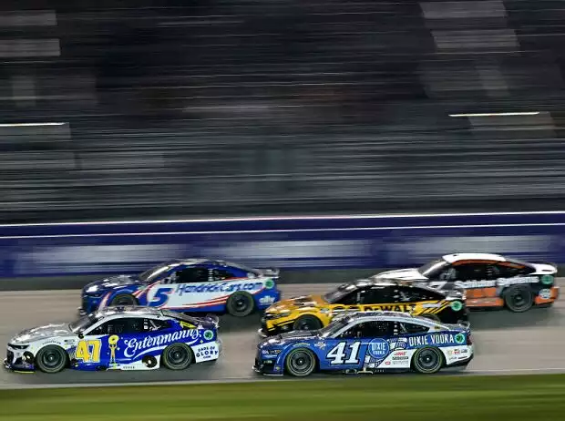 NASCAR-Action auf dem Nashville Superspeedway Titel-Bild zur News: NASCAR-Action auf dem Nashville Superspeedway
