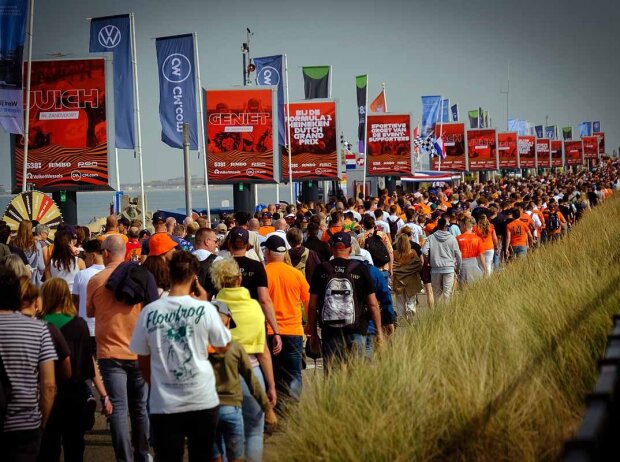 Menschenmassen auf dem Weg zur Strecke in Zandvoort