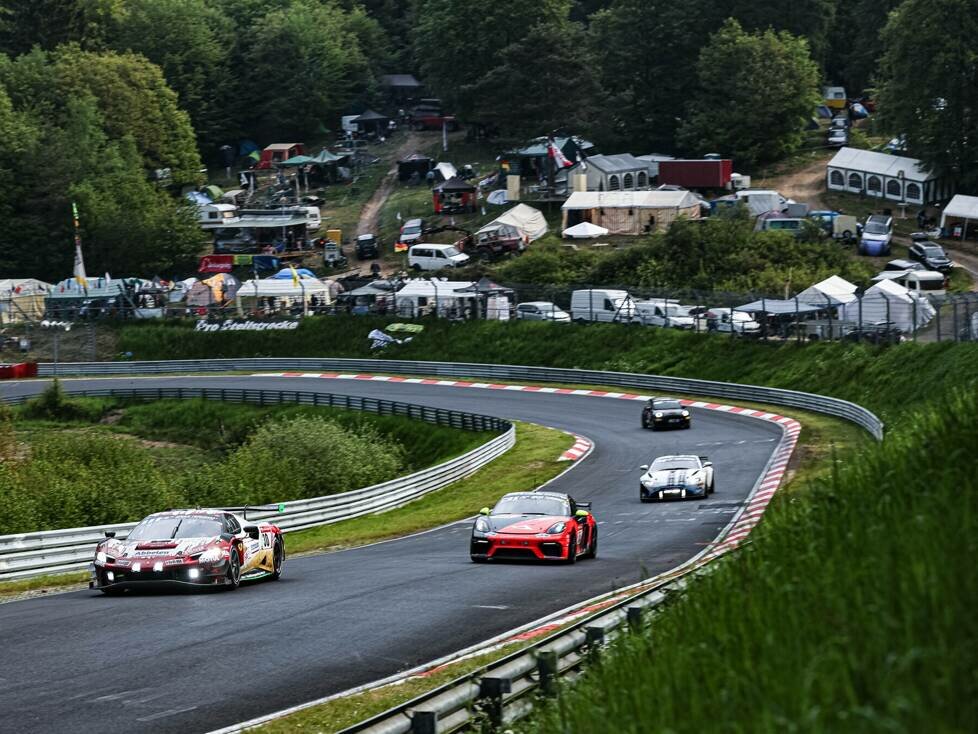 Frikadelli-Ferrari im Bereich Klostertal/Steilstrecke bei den 24h Nürburgring 2023