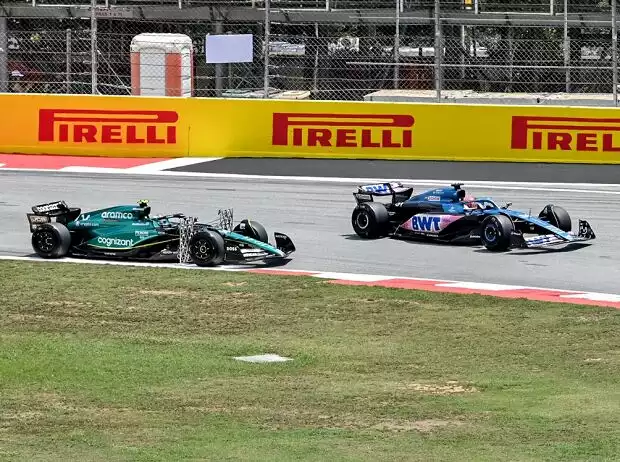 Fernando Alonso im Aston Martin AMR23 und Esteban Ocon im Alpine A523 Titel-Bild zur News: Fernando Alonso im Aston Martin AMR23 und Esteban Ocon im Alpine A523