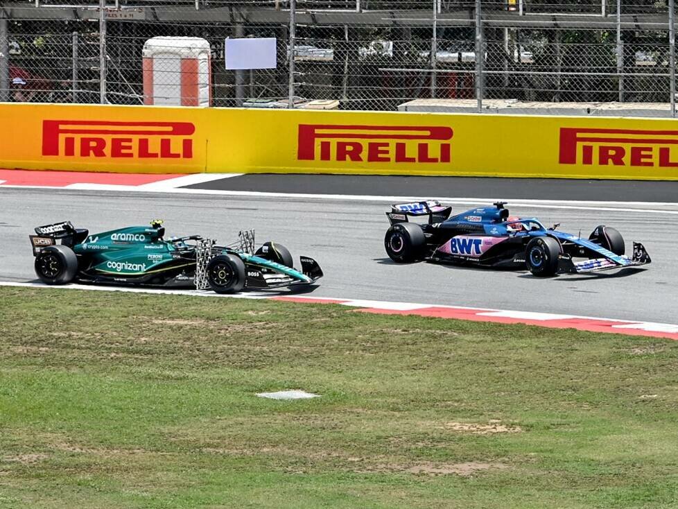 Fernando Alonso im Aston Martin AMR23 und Esteban Ocon im Alpine A523