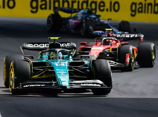 Fernando Alonso (Aston Martin AMR23) vor Carlos Sainz (Ferrari SF-23) beim Formel-1-Rennen in Miami 2023 Titel-Bild zur News: Fernando Alonso (Aston Martin AMR23) vor Carlos Sainz (Ferrari SF-23) beim Formel-1-Rennen in Miami 2023