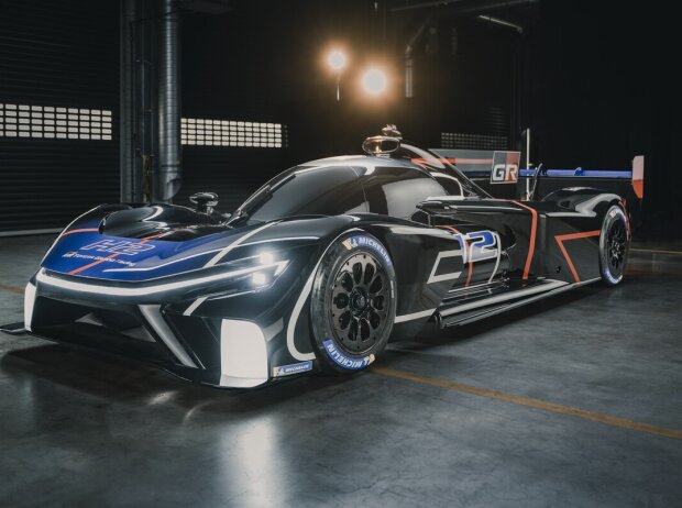Titel-Bild zur News: Beim 100-jährigen Jubiläumsrennen in Le Mans stellte Toyota-Chef Akio Toyoda das Concept-Car "GR H2 Racing" mit Wasserstoffmotor vor.