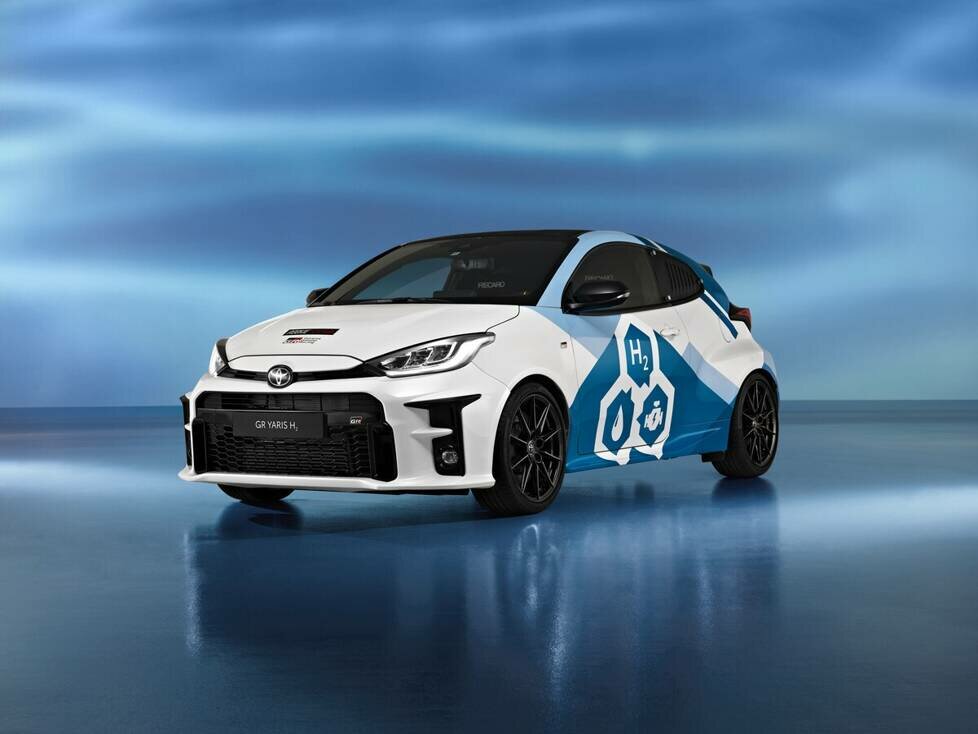 Auch im Rallyesport sieht Toyota eine Zukunft für wasserstoffgetriebene Verbrenner. Auf der Rallye Ypern 2022 fuhr der GR Yaris H2 jeden Tag eine Etappe der Rallye und führte mit Rallye-Legende Juha Kankkunen am Steuer das Fahrerfeld als Testfahrzeug an.