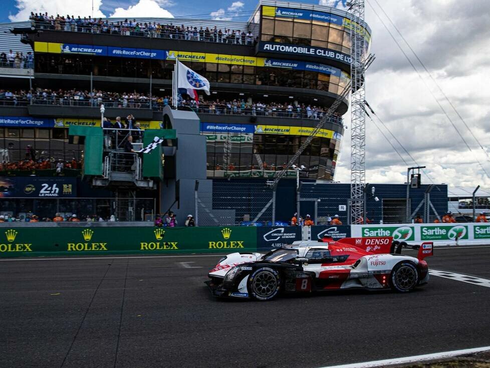 Zweite nach einem außergewöhnlich engen Rennen: Teamchef und Fahrer des zweiten, ausgefallenen Toyota GR010 Hybrid, Kamui Kobayashi, und Ryo Hirakawa, Brendon Hartley und Sébastien Buemi (von links) erreichten Platz 2 mit der Startnummer 8.