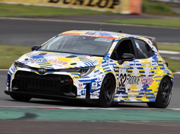 Toyota ist Vorreiter beim Einsatz von Wasserstoff-Verbrennungsmotoren im Motorsport. Seit 2021 erprobt Gazoo Racing die Technologie im harten Renneinsatz. Das Foto zeigt den GR Corolla H2 Concept beim 24-Stunden-Rennen 2023 in Fuji, Japan.