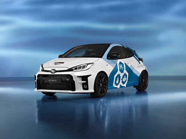 Auch im Rallyesport sieht Toyota eine Zukunft für wasserstoffgetriebene Verbrenner. Auf der Rallye Ypern 2022 fuhr der GR Yaris H2 jeden Tag eine Etappe der Rallye und führte mit Rallye-Legende Juha Kankkunen am Steuer das Fahrerfeld als Testfahrzeug an. 