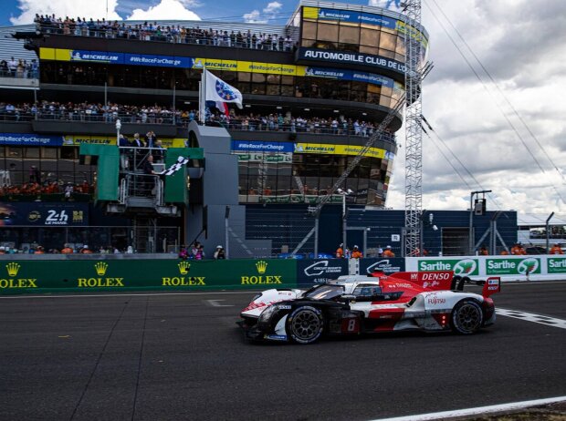 Nach 342 Runden überfährt der Toyota GR010 Hybrid mit der Startnummer 8 als Gesamtzweiter die Ziellinie in Le Mans. Nach 342 Runden überfährt der Toyota GR010 Hybrid mit der Startnummer 8 als Gesamtzweiter die Ziellinie in Le Mans.
