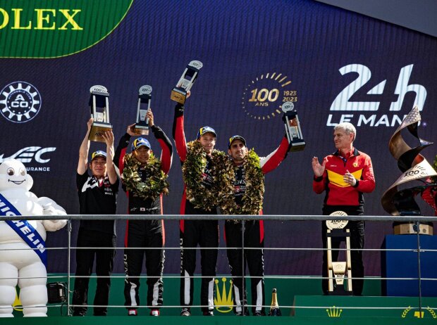 Zweite nach einem außergewöhnlich engen Rennen: Teamchef und Fahrer des zweiten, ausgefallenen Toyota GR010 Hybrid, Kamui Kobayashi, und Ryo Hirakawa, Brendon Hartley und Sébastien Buemi (von links) erreichten Platz 2 mit der Startnummer 8. Zweite nach einem außergewöhnlich engen Rennen: Teamchef und Fahrer des zweiten, ausgefallenen Toyota GR010 Hybrid, Kamui Kobayashi, und Ryo Hirakawa, Brendon Hartley und Sébastien Buemi (von links) erreichten Platz 2 mit der Startnummer 8.