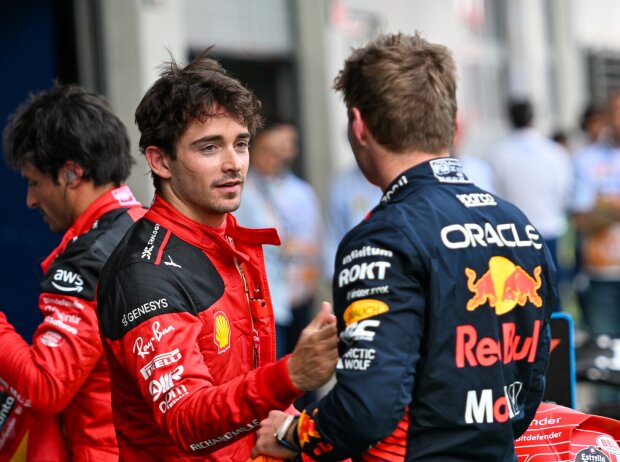 Titel-Bild zur News: Charles Leclerc (Ferrari) und Max Verstappen nach dem Qualifying zum Formel-1-Rennen in Spielberg 2023