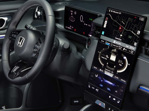 Innen gibt es ein Instrumentendisplay und einen senkrecht eingebauten Touchscreen Innen gibt es ein Instrumentendisplay und einen senkrecht eingebauten Touchscreen