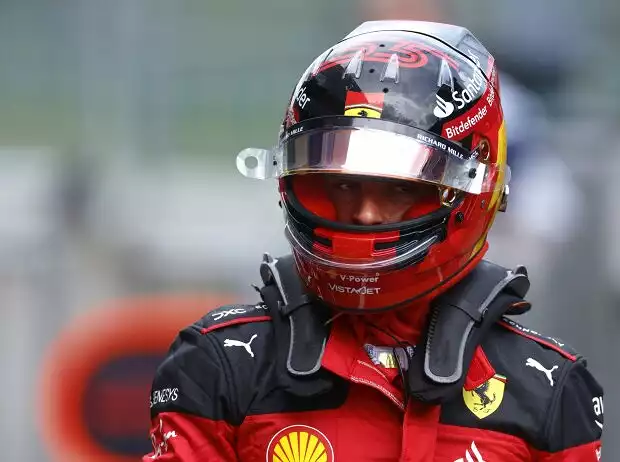 Carlos Sainz nach dem Formel-1-Qualifying in Österreich 2023 im Parc ferme Titel-Bild zur News: Carlos Sainz nach dem Formel-1-Qualifying in Österreich 2023 im Parc ferme